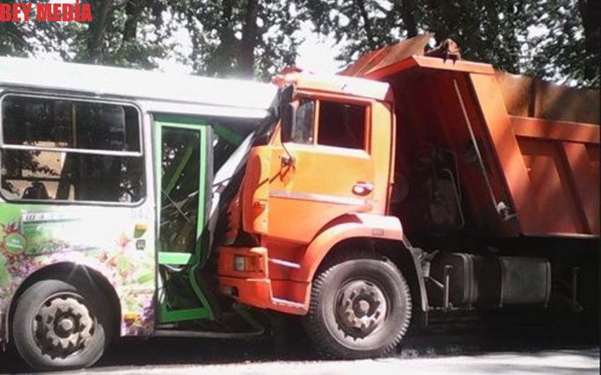 Sərnişin avtobusu “KamAZ” çırpıldı: Xəsarət alan var