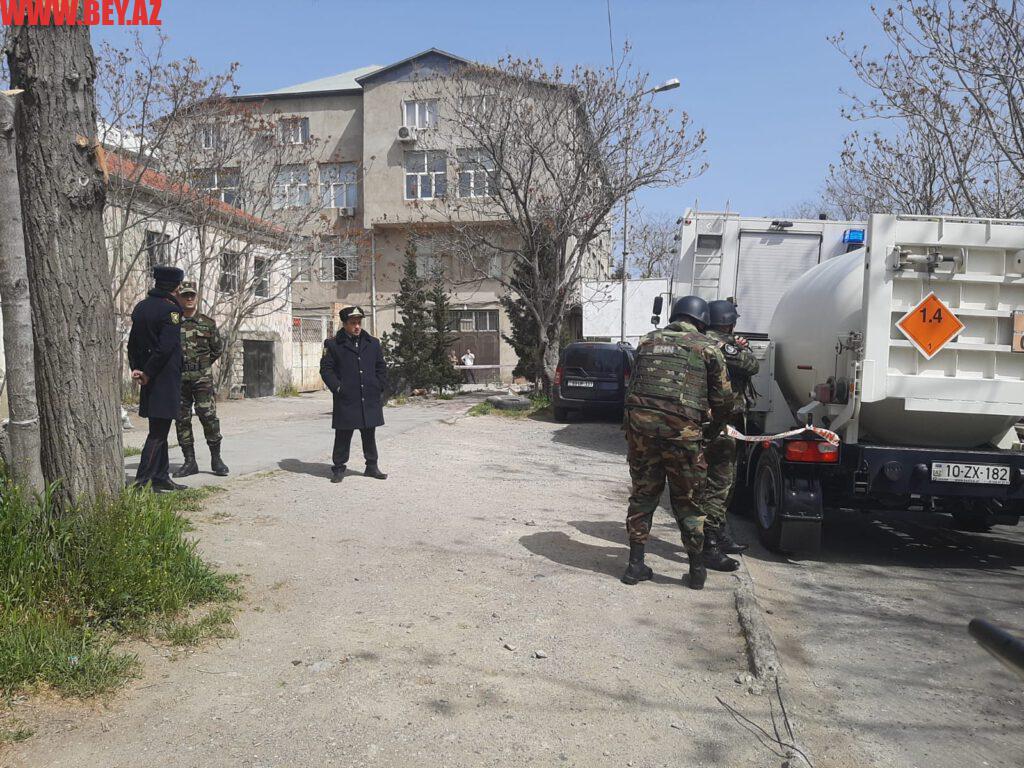 Bakıda binanı təmizləyən fəhlə qumbara tapdı