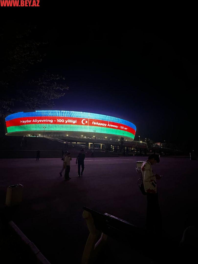 Özbəkistanda “Humo Arena”nın binası bayrağımızın rəngləri ilə işıqlandırıldı