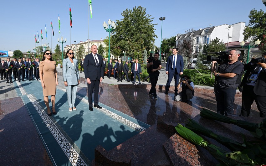 Prezident və birinci xanım Daşkənddə Ümummilli Liderin barelyefi önünə gül dəstələri qoyublar