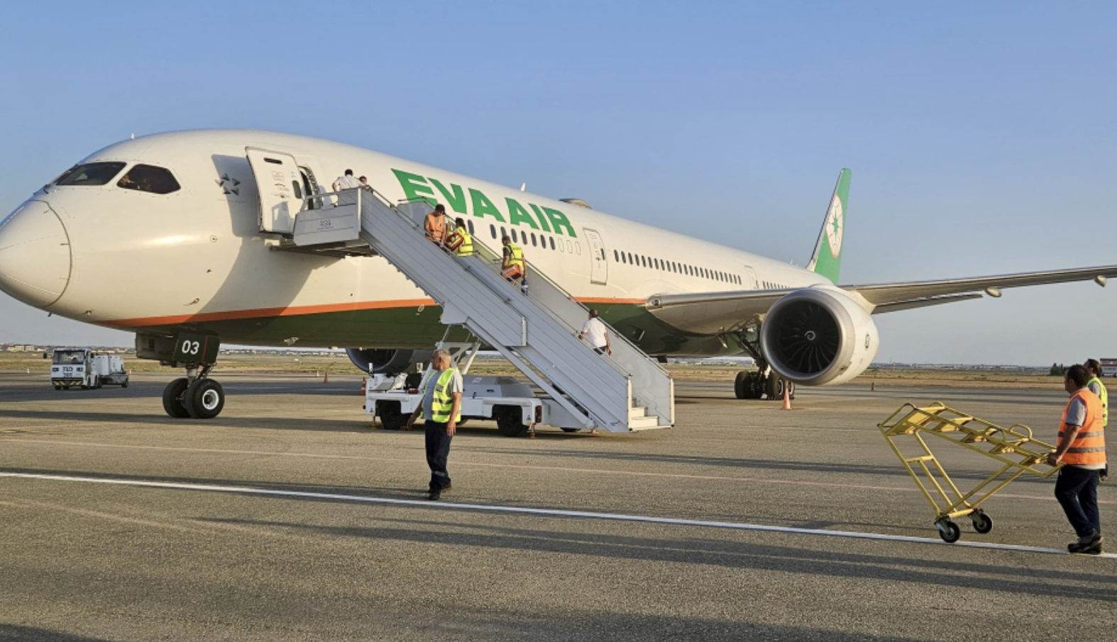 Bakı aeroportuna təcili eniş edən təyyarənin sərnişini öldü